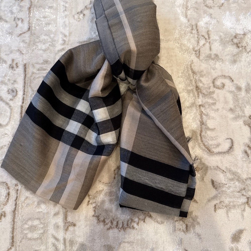 Burberry wool scarf